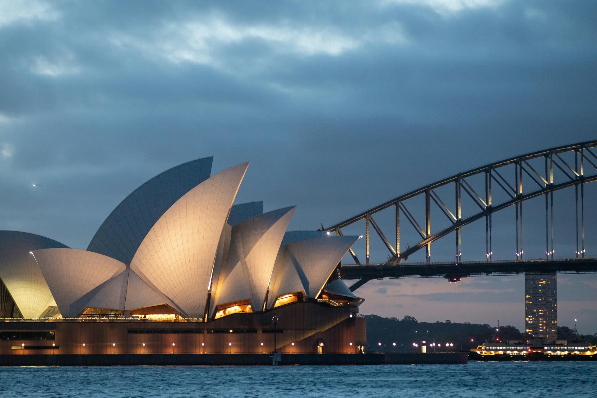 Get Last Minute Flight Discounts and Travel on a Budget