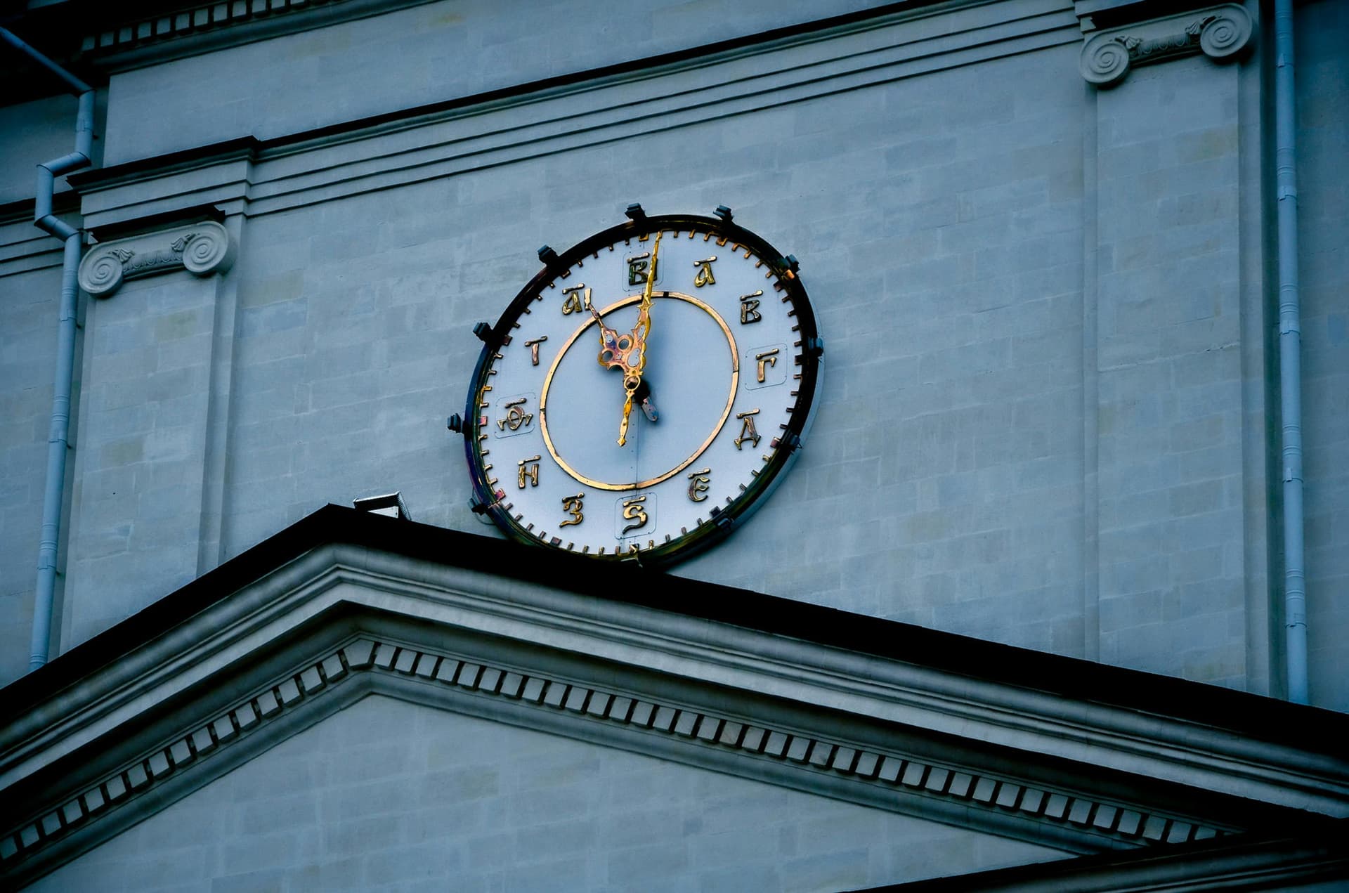 Add Sophistication to Your Décor with a Rolex Clock