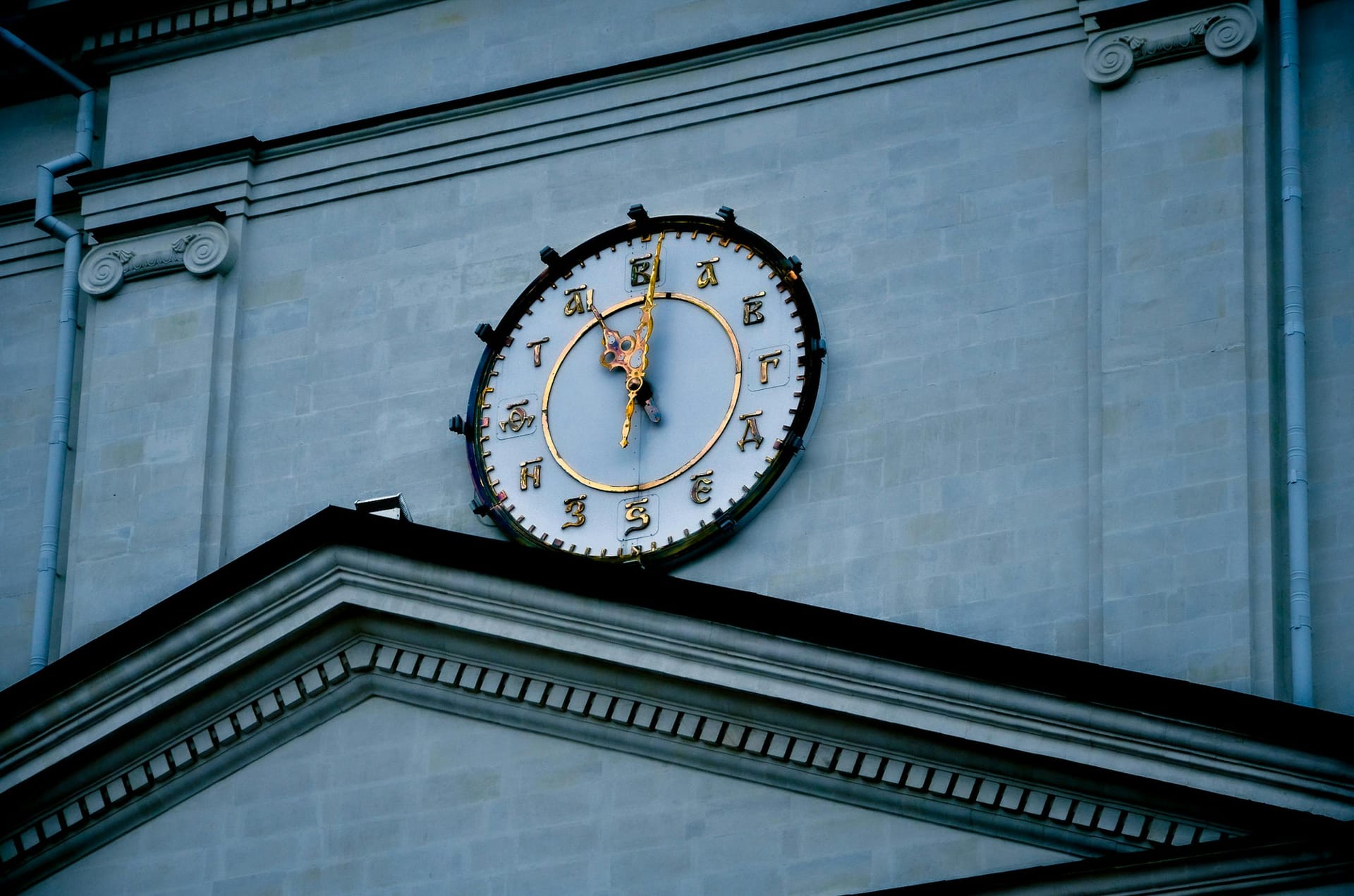 Add Sophistication to Your Décor with a Rolex Clock