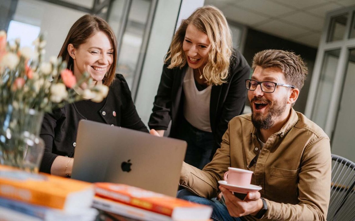 COMPETITIVE INTELLIGENCE FOR CEOS: MAKING SMARTER DECISIONS